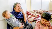 Một phụ nữ Afghanistan khóc sau vụ tấn công bệnh viện quân y ở Kabul ngày 2-11 Ảnh: REUTERS
