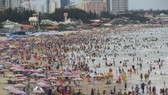 Du khách tắm biển, nghỉ dưỡng ở Vũng Tàu dịp cuối tuần, trước khi có dịch Covid-19