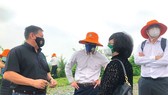 Ông Dương Văn Cường đang thuyết trình với đoàn tham quan