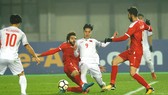 Hậu vệ Syria ngăn cản pha tấn công của Văn Toàn