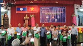 Khám bệnh miễn phí và tặng quà kiều bào nghèo tại tỉnh Savannakhet, Lào