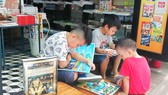 Trẻ em chọn sách tại Đường sách TPHCM