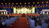 Người dân thử dùng điện thoại quét mã vạch trên sản phẩm
