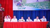 Lãnh đạo huyện, cùng các chuyên gia và đại diện doanh nghiệp giải đáp thắc mắc của các đại biểu