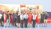 Ông Lê Hữu Hoàng, Phó Chủ tịch UBND tỉnh Khánh Hòa trao huy chương vàng cho các cầu thủ đội vô địch