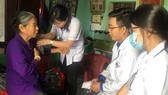 Các bác sĩ BV Thống Nhất khám bệnh cho gia đình chính sách tại Cát Tiên (Lâm Đồng)