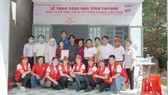 Bà Nguyễn Thị Thu Thủy (Phó giám đốc đối ngoại Công ty CPHH Vedan Việt Nam) và gia đình cùng đại diện các ban ngành đoàn thể huyện Nhơn Trạch trong buổi trao tặng mái ấm tình thương