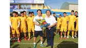 Ai nên thay đổi?