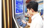 Bạn đọc tra cứu thông tin sách tại Nhà sách Fahasa quận 7