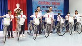 Tặng xe đạp cho học sinh nghèo hiếu học