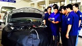 Sinh viên ngành Kỹ thuật ô tô Trường ĐH Sư phạm Kỹ thuật TPHCM trong giờ học thực hành