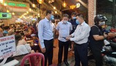 Đồng chí Dương Anh Đức (thứ hai từ phải qua) kiểm tra công tác phòng chống dịch tại một nhà hàng ở quận 3, TPHCM. Ảnh: THÀNH AN