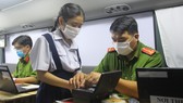 Làm thủ tục cấp thẻ căn cước công dân tại TPHCM. Ảnh: CHÍ THẠCH