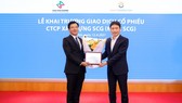 Ông Nguyễn Tuấn Anh, Phó TGĐ Sở Giao dịch Chứng khoán Hà Nội (HNX) trao chứng nhận đăng ký giao dịch cổ phiếu trên sàn Upcom cho SCG
