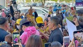 Nghệ sĩ được bao vây bởi fan cuồng (Ảnh trên một fanpage nghệ sĩ)