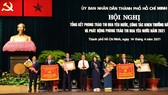 Đại diện Nhà máy nước Thủ Đức (bìa trái) nhận danh hiệu Anh hùng Lao động thời kỳ đổi mới