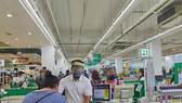 Nhân viên siêu thị tại Bangkok đeo khẩu trang và che mặt để phòng, ngừa Covid-19
