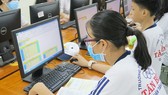 Học sinh Trường THCS Tân Bình (quận Tân Bình) trong một giờ học với máy tính vào cuối tháng 4-2021