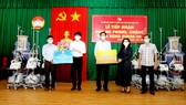 Bà Đặng Thị Kim Oanh – Chủ tịch Tập đoàn Kim Oanh trao tặng máy thở và bộ kit cho đại diện UBMTTQ Việt Nam tỉnh Đồng Nai