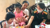 Bộ Chỉ huy Quân sự tỉnh Thừa Thiên - Huế thăm và tặng quà động viên vợ con liệt sĩ Đại úy Trương Anh Quốc (Ảnh chụp trong thời điểm dịch Covid-19 chưa bùng phát)