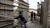 Công nhân Palestine làm việc tại một công trường ở khu Bờ Tây. Nguồn: Reuters