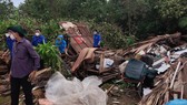 Lực lượng đoàn viên, quân sự, dân quân hỗ trợ người dân khắc phục sự cố thiên tai. Ảnh: TÍN HUY