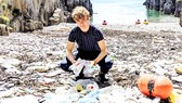 Fionn Ferreira bên bờ biển đầy rác thải nhựa