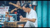 Một người thợ khắc con dấu mỹ nghệ ở TPHCM. (Ảnh chụp ở thời điểm dịch chưa bùng phát). ẢNH: KHANH TRỊNH