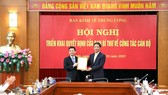 Trưởng ban Kinh tế Trung ương Trần Tuấn Anh trao quyết định điều động, bổ nhiệm cho tân Phó Trưởng ban Kinh tế Trung ương Nguyễn Duy Hưng (bên trái). Ảnh:VGP