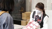 Nhân viên bưu điện Tokyo giới thiệu mẫu thiệp mừng năm mới
