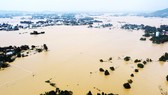 Lũ lớn gây ngập lụt, chia cắt hàng chục ngàn nhà dân ở hạ du sông Kôn (tỉnh Bình Định) vào trưa 1-12. Ảnh: NGỌC OAI