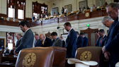 Dân biểu Tiểu bang Texas cầu nguyện trong Phòng Hạ viện tại Texas Capitol khi họ chuẩn bị tranh luận về dự luật bỏ phiếu SB1, Thứ Năm, ngày 26 tháng 8 năm 2021, ở Austin, Texas. (Ảnh AP / Eric Gay)