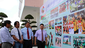 ÔNG LÊ QUỐC PHONG (THỨ 2 TỪ TRÁI QUA) CÙNG LÃNH ĐẠO TỈNH TÂY NINH TẠI TRIỂN LÃM ẢNH CÚP VTV9 BÌNH ÐIỀN 2017. Ảnh: DŨNG PHƯƠNG
