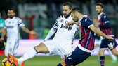Gonzalo Higuain (trái, Juventus) cản phá cú sút của Gian Marco Ferrari (Crotone)