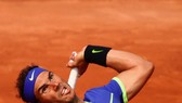 Rafael Nadal thể hiện uy lực trên sân đấu.