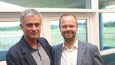 Jose Mourinho hy vọng cuộc gặp với Ed Woodward (phải) sẽ giúp tình hình tích cực hơn.