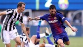 Messi (phải) dứt điểm trong trận thắng Juventus.