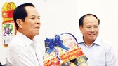 Phó Bí thư Thường trực Thành ủy TPHCM Tất Thành Cang thăm, tặng quà Thiếu tướng Lê Minh Thắng, nguyên Phó Tư lệnh Quân khu 7