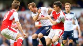 Kane (giữa) sẽ được các hậu vệ Arsenal chăm sóc kỹ
