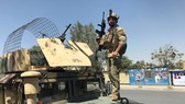 Một thành viên lực lượng an ninh Afghanistan giám sát hiện trường vụ tấn công ở Kabul ngày 21/8. Ảnh: REUTERS/Mohammad Ismail