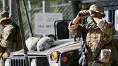 Binh sĩ Vệ binh Quốc gia Mỹ theo dõi khu vực biên giới Mỹ - Mexico tại trạm gác. Ảnh: Reuters