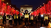 Phe "áo vàng" biểu tình tại đại lộ Champs Elysees ở Paris hôm 22/12. Ảnh: Reuters.