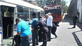 Các đặc vụ Interpol bắt giữ các nghi phạm trong một trong một cuộc truy quét. (Ảnh: dailymail.co.uk)
