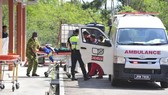 Nhân viên cấp cứu đưa một học sinh ra khỏi xe cứu thương. (Nguồn: AP)