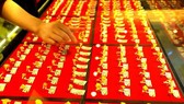 Giá vàng thế giới tăng cao sau tuyên bố giữ nguyên lãi suất của Fed. Ảnh: THX-TTXVN