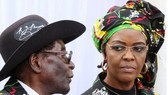Tổng thống Zimbabwe Robert Mugabe và đệ nhất phu nhân Grace Mugabe. Ảnh: REUTERS