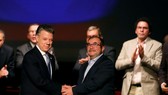 Tổng thống Colombia bắt tay lãnh đạo nhóm FARC trong lễ ký kết thoả thuận hoà bình năm 2016. Ảnh REUTERS