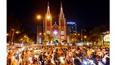 Không khí Giáng sinh ở khu vực Nhà thờ Đức Bà, TPHCM. Ảnh: VIỆT DŨNG