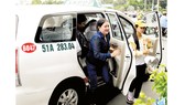 Hành khách đi taxi Vinasun. Ảnh: Cao Thăng