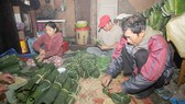 Người dân làng Chuồn tất bật gói bánh chưng, bánh tét